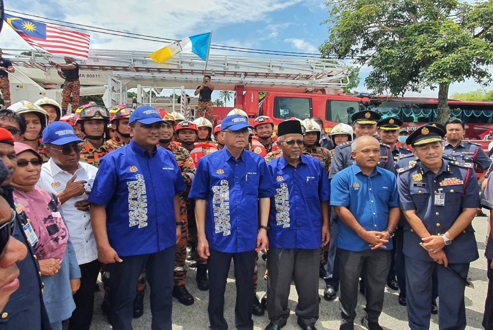 Ismail Sabri (fourth from the right) when visiting the booth in conjunction with the Keluarga Malaysia City Community Strengthening Programme at the Tasek Gelugor Commercial Centre on Wednesday.