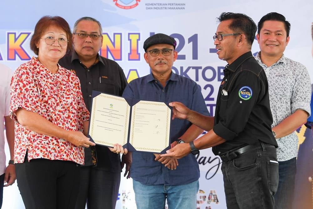 Agriculture and Food Industries Minister Datuk Seri Dr Ronald Kiandee (centre) officiating the Semarak Tani Keluarga Malaysia programme - BERNAMA photo