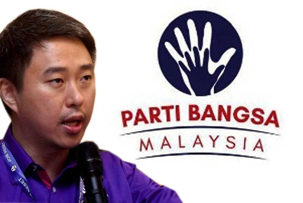 Larry (gambar kiri) masih Presiden PBM yang sah.