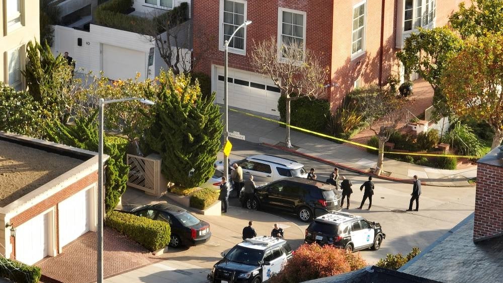 San Francisco police officers and F.B.I. agents gather in front of the home of U.S. Speaker of the House Nancy Pelosi on Oct 28, 2022 in San Francisco, California. - AFP
