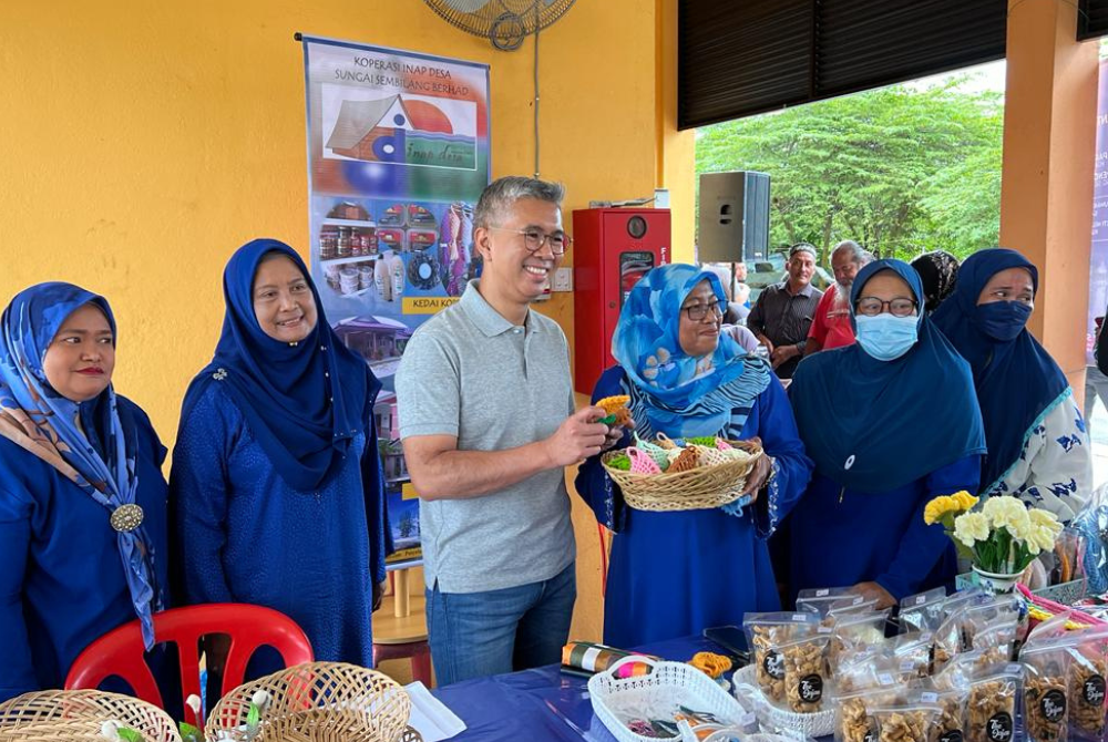Tengku Datuk Seri Zafrul Abdul Aziz with the villagers inSungai Semilang, Jeram, Kuala Selangor.