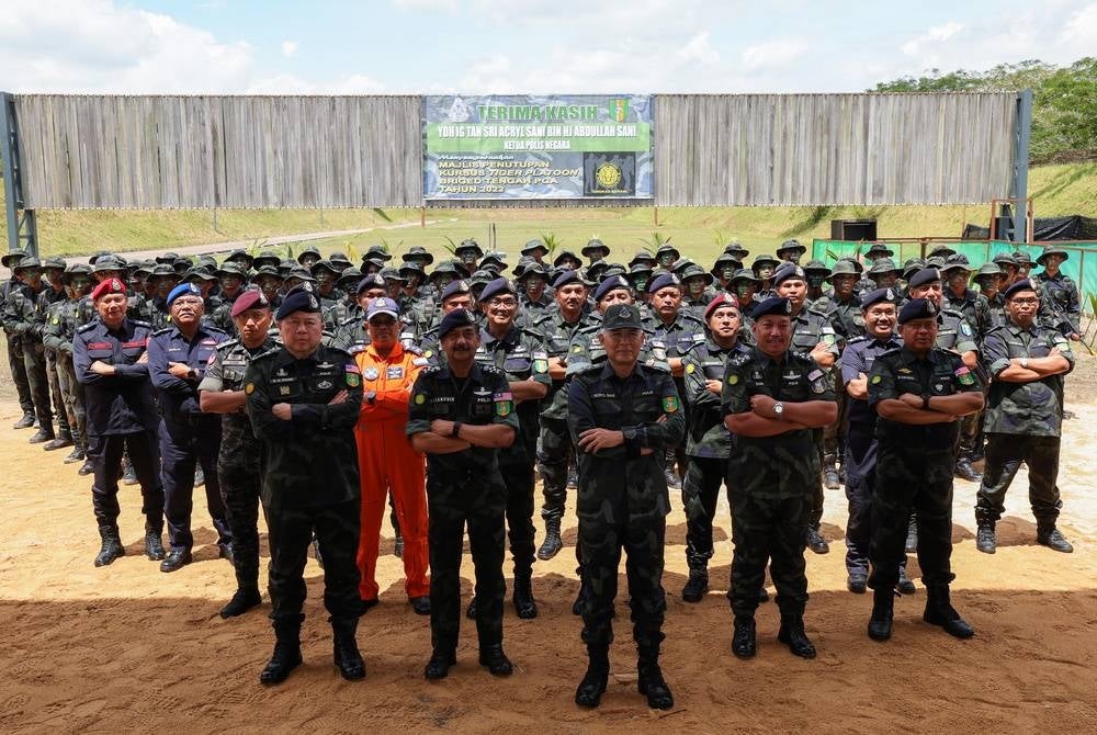 Inspector-General of Police Tan Sri Acryl Sani Abdullah Sani with the Tiger Platoon Basic Course of the Central Brigade of the General Operations Force (GOF) at the 6th GOF Battalion Camp - BERNAMA