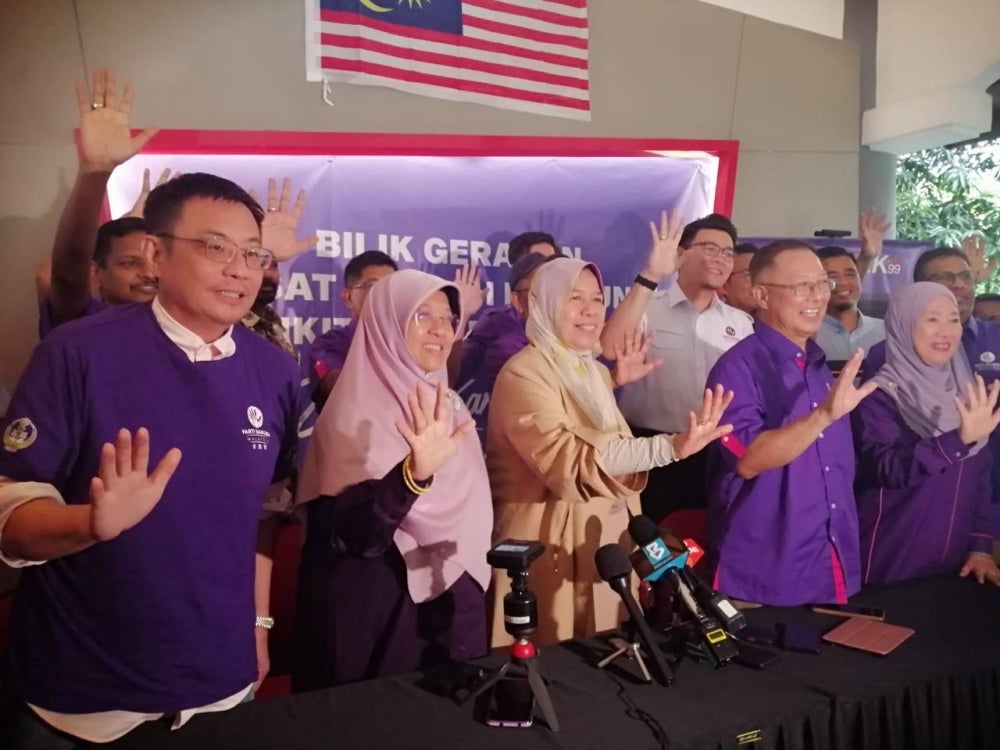 Zuraida (third from left) at press conference today