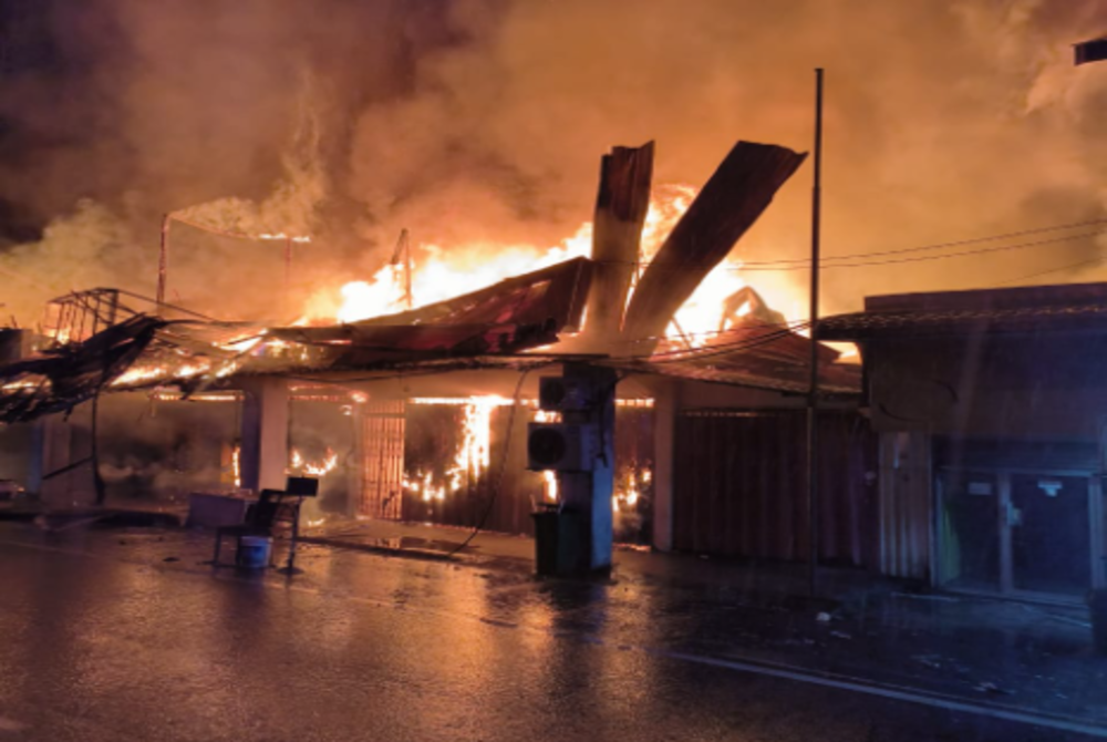 Pre-dawn fire in Jalan Pasar, Pekan Baru Serdang - sinar archive