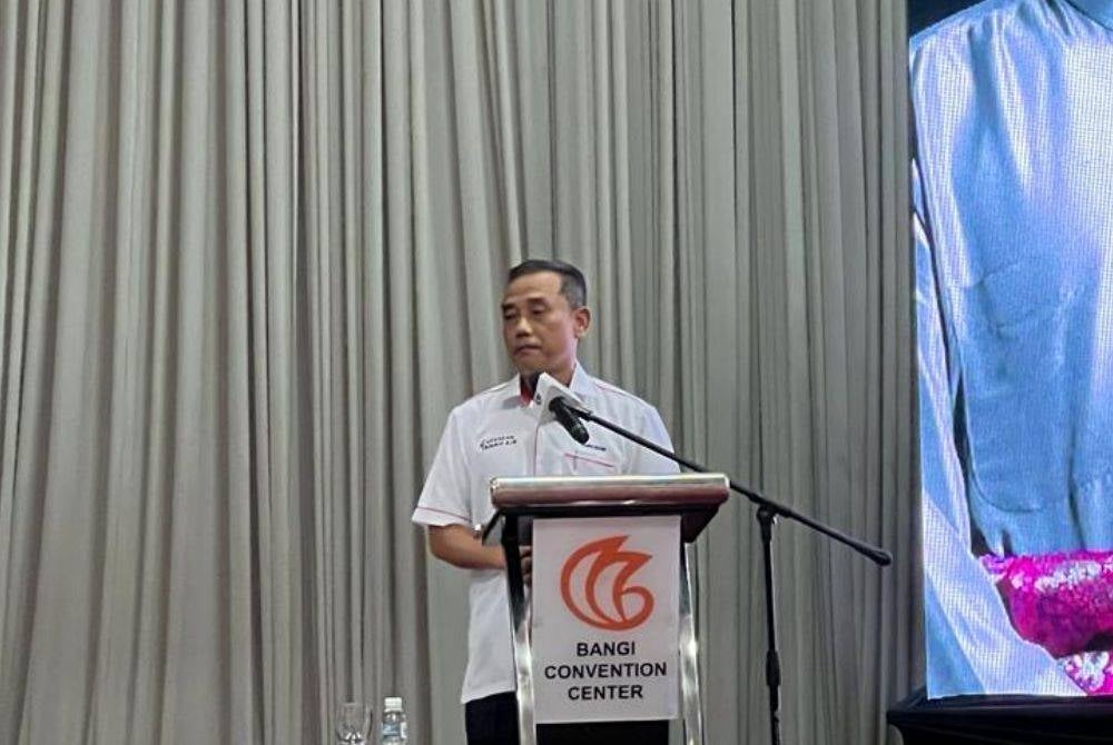 Aminuddin Yahaya delivering his speech during Pejuang candidates announcement at Bangi Convention Centre, here, on Wednesday.