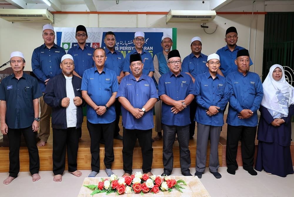 Perlis Perikatan Nasional (PN) chairman Mohd Shukri Ramli (centre, back) - BERNAMA 