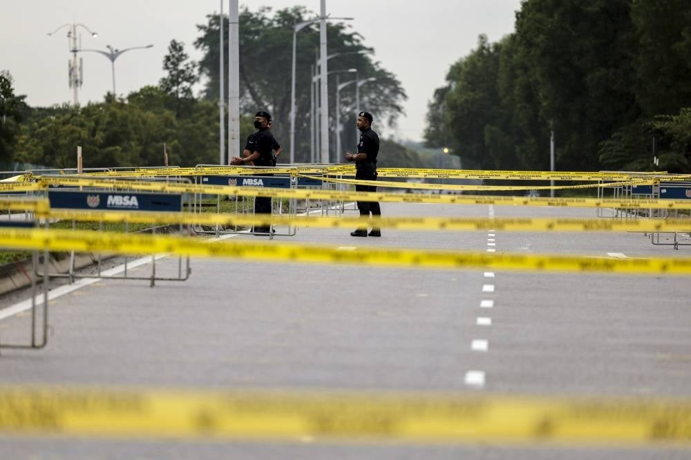 The nomination of candidates for GE15, which began simultaneously at 222 nomination centres across the country at 9am today was completed as the centres closed at 10am. - BERNAMA