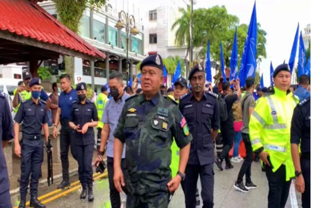 Johor Police chief Datuk Kamarul Zaman Mamat (centre) - BERNAMA