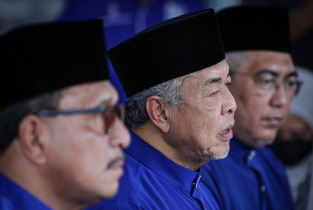 Umno president, Datuk Seri Dr Ahmad Zahid Hamidi (centre) - BERNAMA