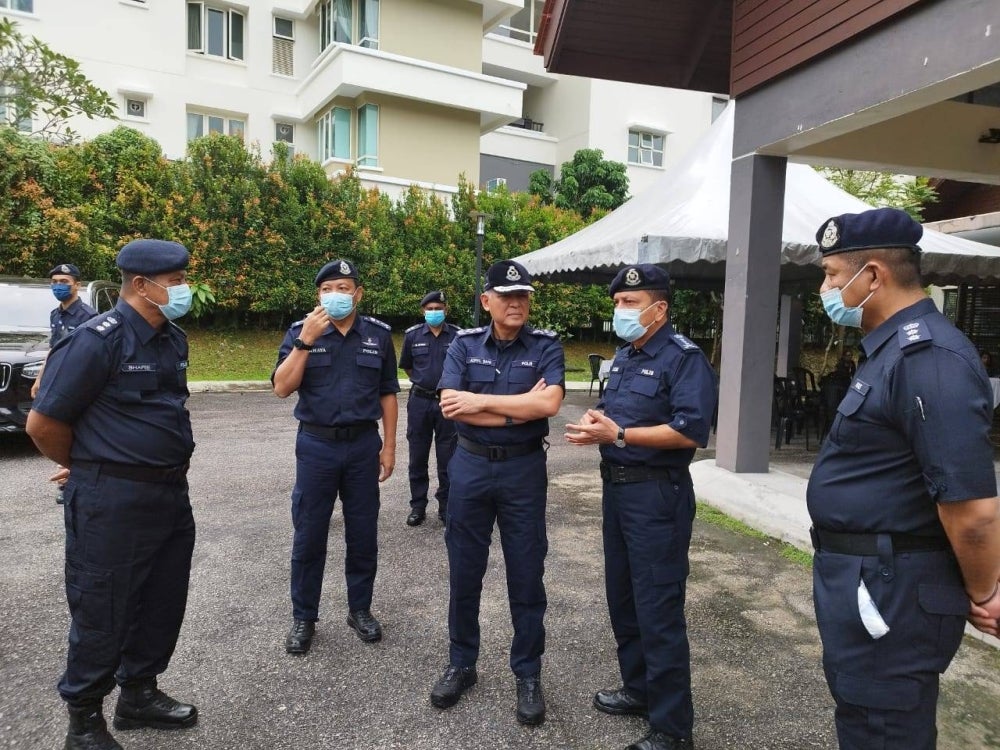 Acryl Sani briefed by Kuala Lumpur police chief Datuk Azmi Abu Kassim at P121 Lembah Pantai nomination centre earlier today.
