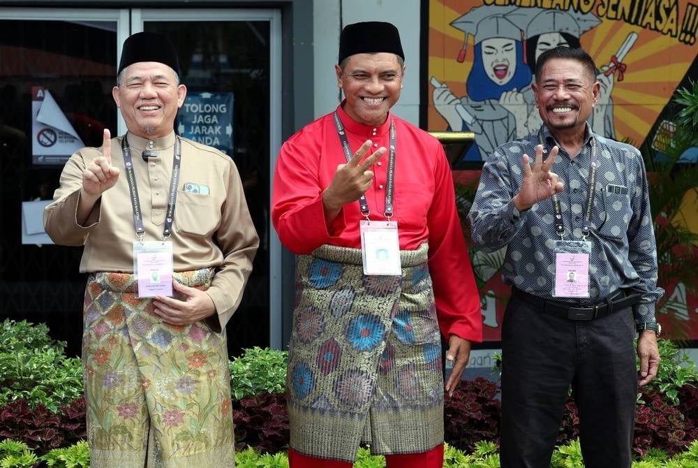 Gabungan Parti Sarawak (GPS) candidate Datuk Seri Fadillah Yusof (left), PH candidate Sopian Julaihi (centre) and Parti Sedar Rakyat Sarawak candidate Othman Abdillah (right) - BERNAMA