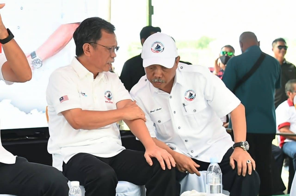 Shafie with his brother Yusof (Lahad Datu Parliament candidate) at the programme with the people in Lahad Datu.