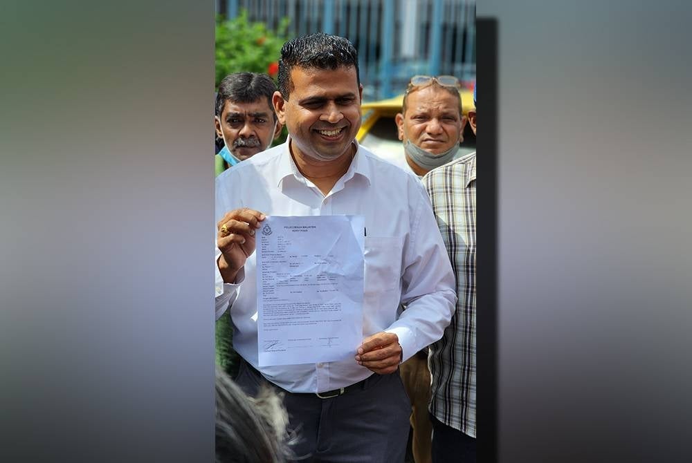 S. Rajah today lodged a police report against PH's Batu candidate P. Prabakaran. - Photo: Sinar Archive 