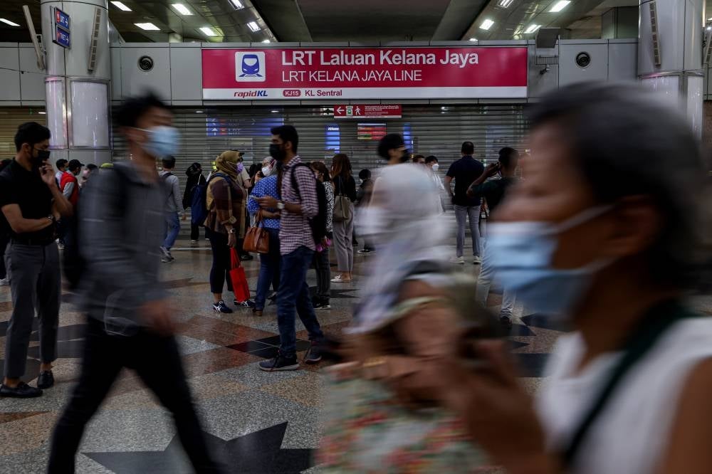 The situation at the Kelana Jaya LRT Station after public transport users were left stranded after its sudden shut down. (Photo by BERNAMA)