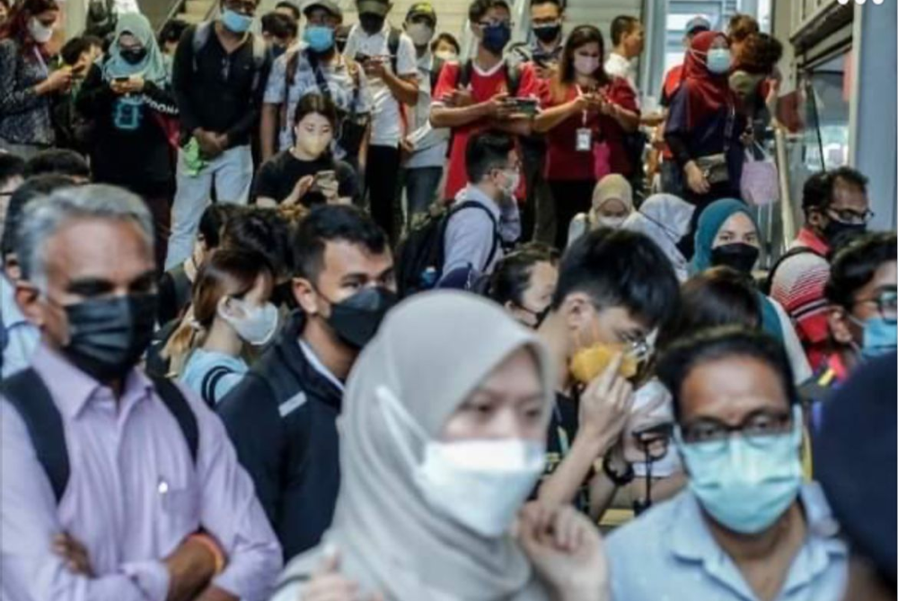 The situation at the Kelana Jaya LRT Station after public transport users were left stranded after its sudden shut down. Photo source: Lee Chean Chung Facebook