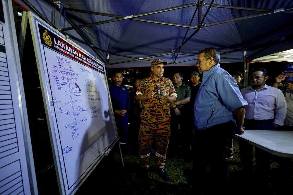 Minister in Prime Minister’s Department (Special Functions) Datuk Dr Abdul Latiff Ahmad (right) with Selangor Fire and Rescue Department Operations assistant-director Hafisham Mohd Noor. - BERNAMA