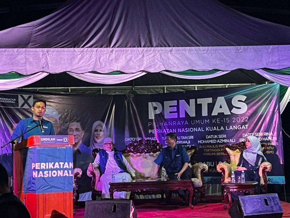 Leaders on stage. Rina (right), Azmin (centre) and Hadi (second from left). 