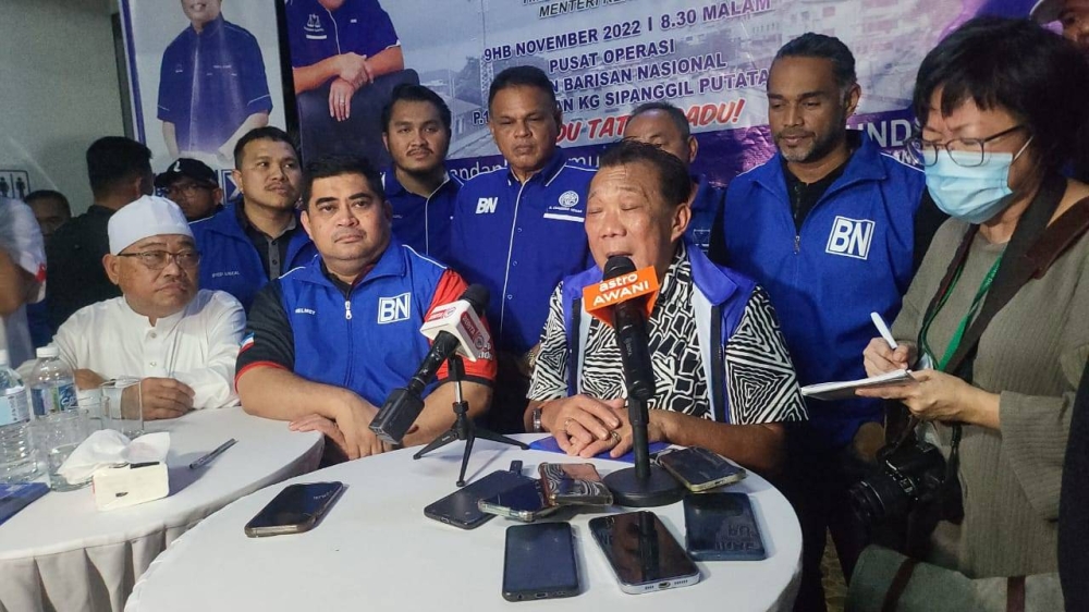 Bung Moktar when met by reporters at the Youth Voters Lepaking programme, in Kampung Sipanggil, here, on Wednesday.