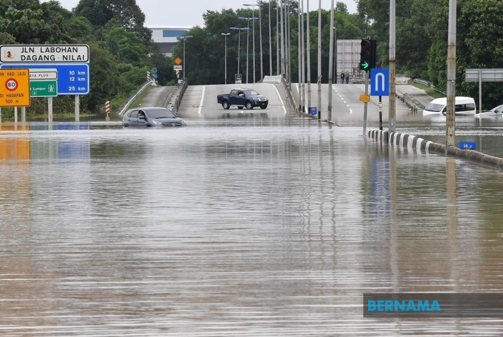 Flash floods in several parts of Klang today.