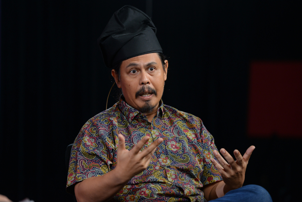 Pejuang Tanjong Karang parliamentary seat candidate Azlan Sani Zawawi or popularly known as Lando Zawawi as the panelist during the Sinar Daily&ampFireside Chat programme dubbed “Lando Landing in Parliament”
