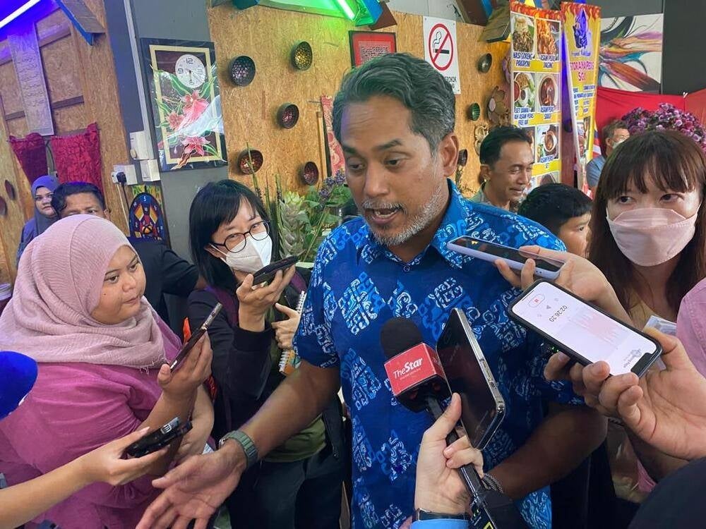 Khairy Jamaluddin campaigning in Sungai Buloh