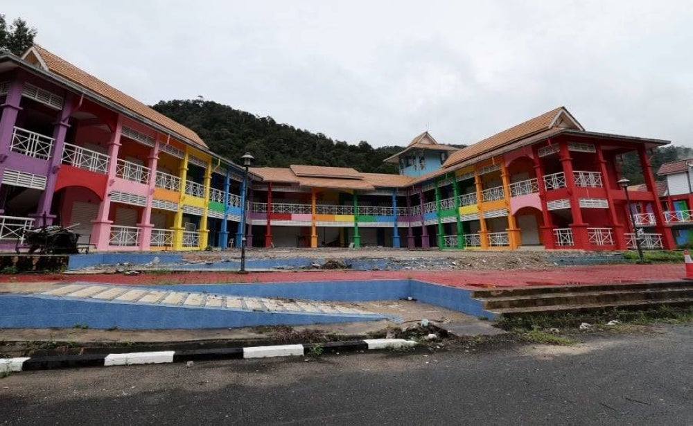 Kampung Wang Kelian Village Development and Security Committee chairman Md Razak Daud said the free-flow zone had been closed since April 1, 2015, after the discovery of 139 mass graves of human trafficking victims in the area. - Photo: BERNAMA