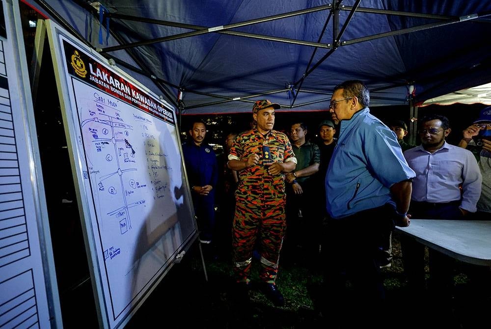 
Abd Latiff (right) at the Pusat Kawalan Tempat Kejadian (PKTK) di Taman Sri Muda on Tuesday.
