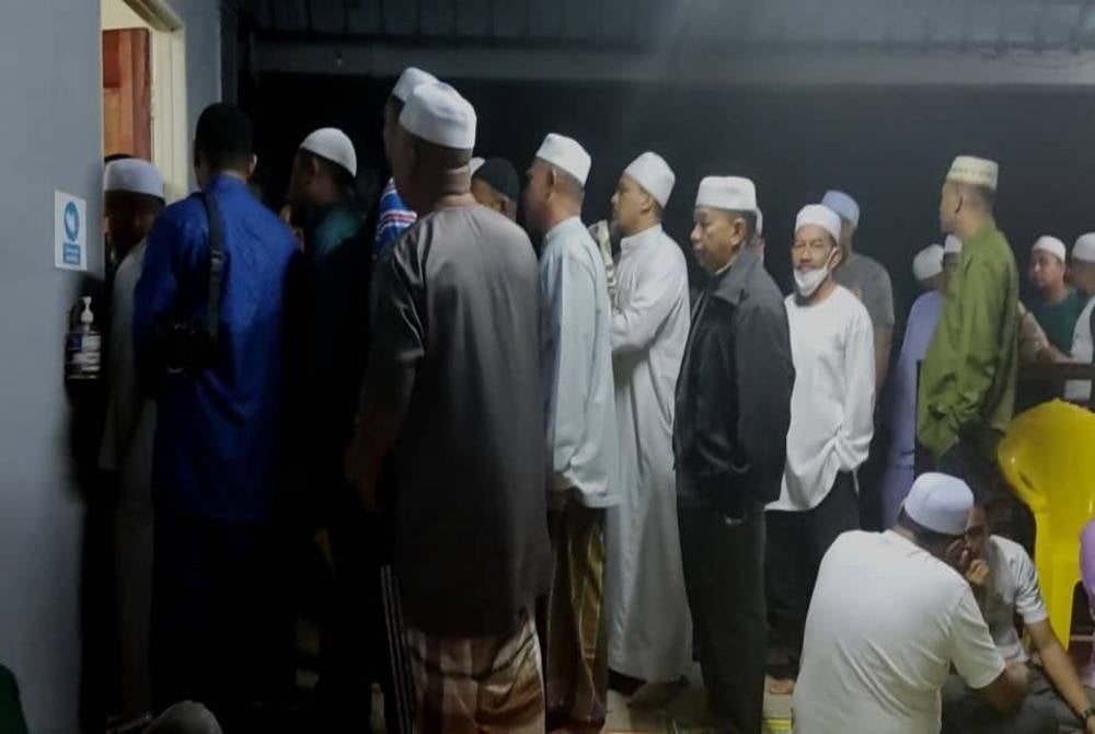 Visitors waitng for their turn to visit the late Paksu Mid at his home in Kampung Kuala Pai, Kuala Nerang on Friday night - FILE PIX