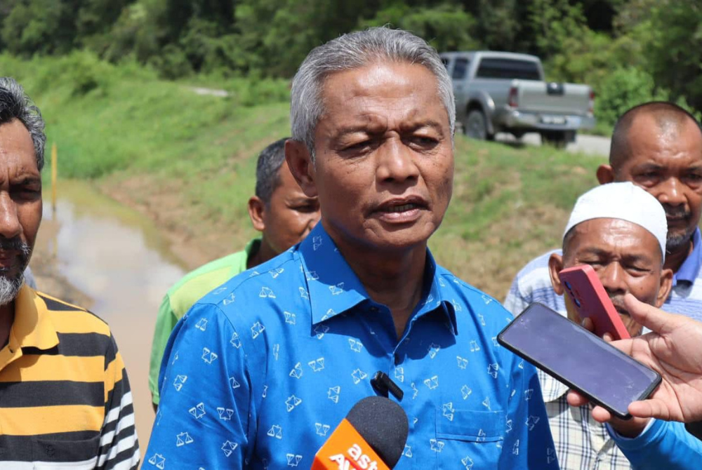 In Jerlun, BN candidate Datuk Othman Abdul Aziz knows how to strike a chord with the constituents too; similar to Mukhriz, he also centres his campaign on the plight of those toiling the lands.