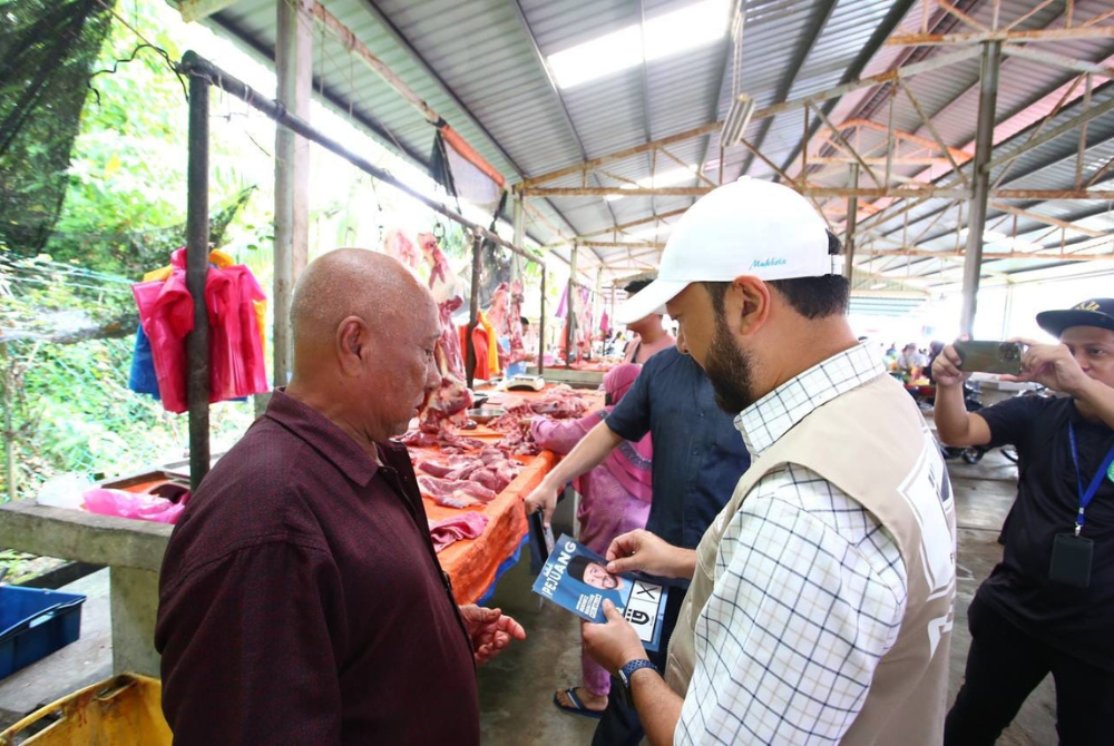Mukhriz canvassing for support at wet market in Jerlun.