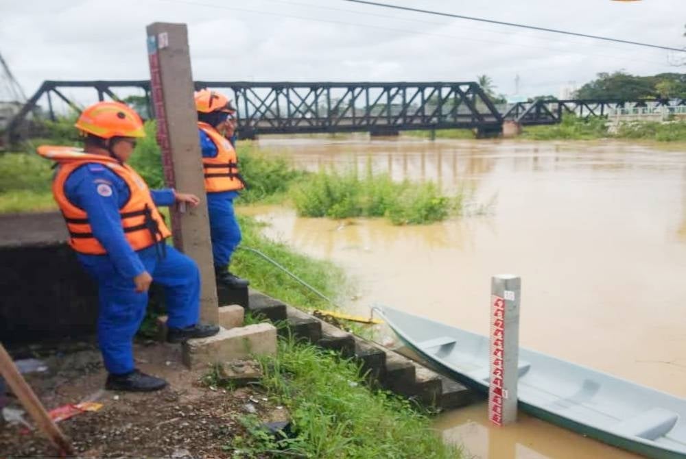 APM Personnel performing a survey of potential flood areas as well as monitoring water levels in Golok River at Rantau Panjang. Photo for illustrative purposes.