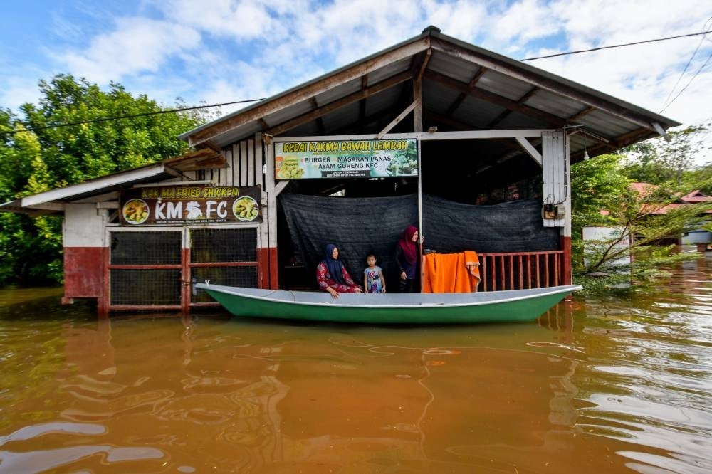 Condition of flooded shops during a survey in Kampung Bawah Lembah Rantau Panjang, Kelantan today. - Bernama Photo