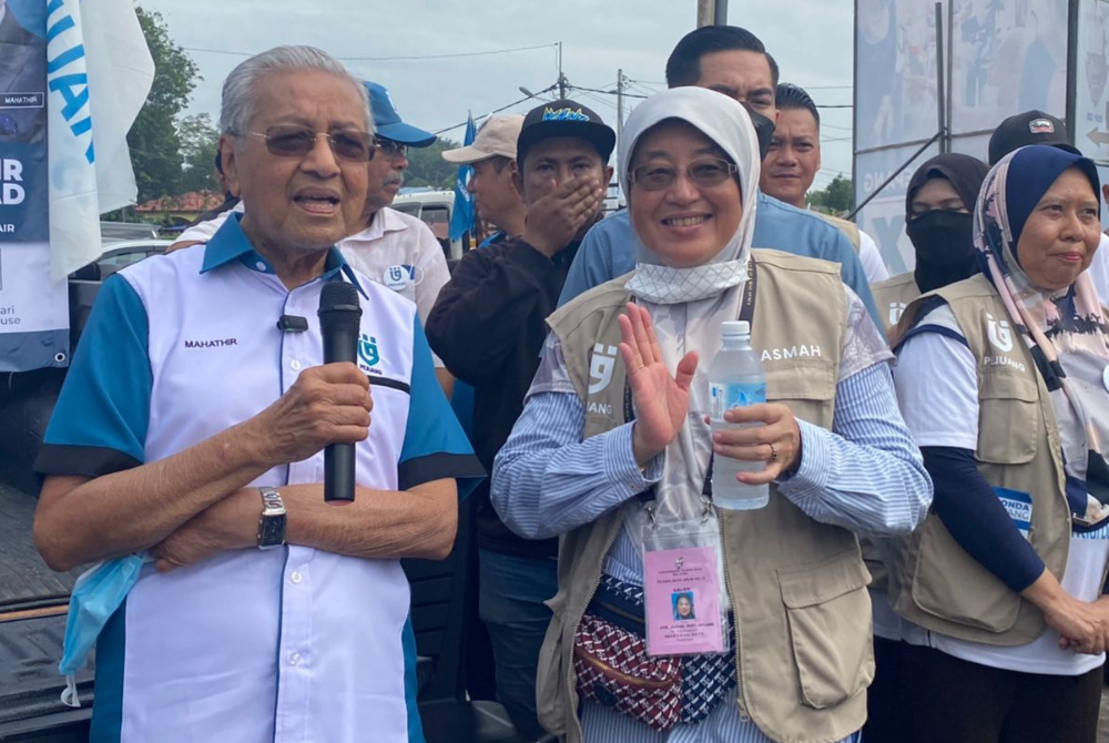 Che Asmah (right) with Tun Dr Mahathir Mohamad at her campaign trail in Sepang