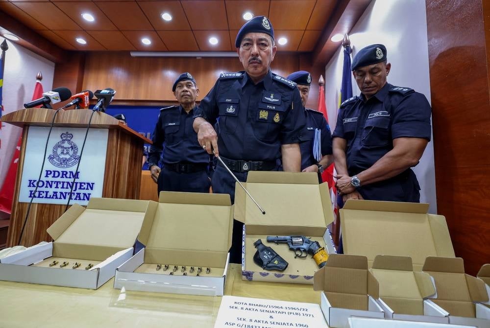 Kelantan police chief Datuk Muhamad Zaki (centre) - BERNAMA