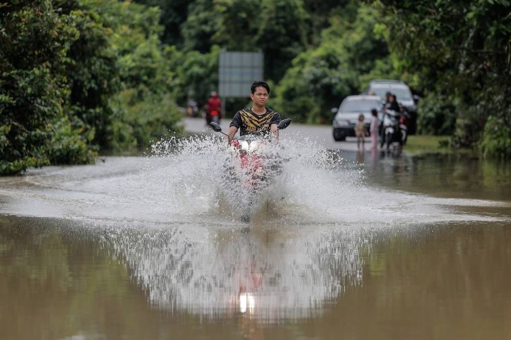 Kedah, Perak, Selangor, Melaka, Johor, Kelantan and Sabah - are still affected by floods as of noon today. - Bernama Photo
