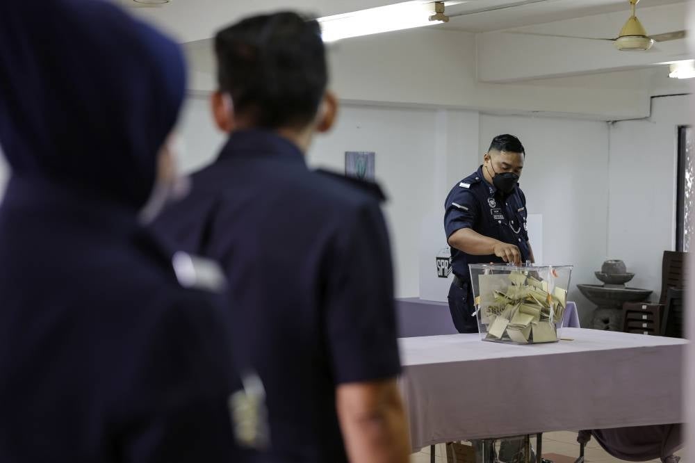KLANG, 15 Nov - Police personnel casting their votes for the 15th General Election at IPD Klang Selatan. (Photo by BERNAMA)