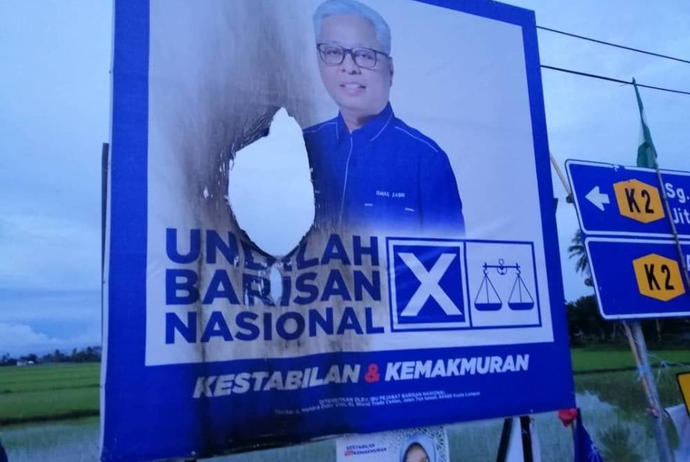 Condition of the damaged BN poster displaying a picture of Ismail Sabri is believed to have taken place in Kampung Gelung Ayer, Alor Setar.