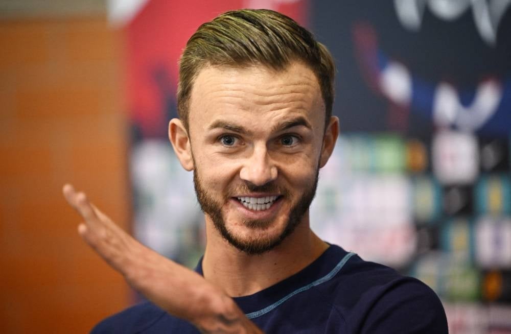 England's midfielder James Maddison takes on a journalist at darts during a media session at the Al Wakrah Stadium in Doha on November 16, 2022, ahead of the Qatar 2022 World Cup football tournament. (Photo by Paul ELLIS / AFP)