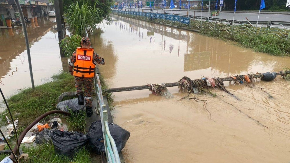 A Fire and Rescue Department personnel monitoring the water level in Klang. Photo courtesy of SELANGOR FIRE AND RESCUE DEPARTMENT