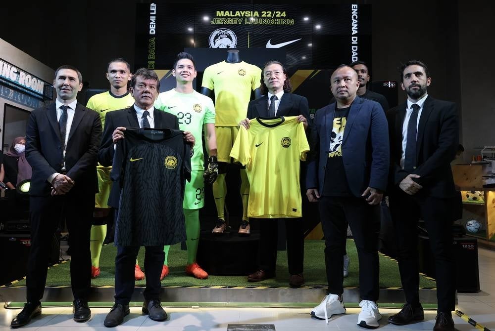Harimau Malaya Squad Head Coach Kim Pan Gon (third from right) after the National Team's New Jersey Launch Ceremony at Football Republic today - BERNAMA