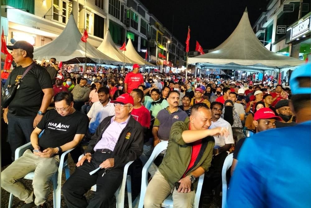 From left; Jimmy Puah, Hassan and Dr Maszlee with the crowd at the Ayuh Malaysia Kita Boleh programme at Dataran Larkin, Johor Bahru on Wednesday night.