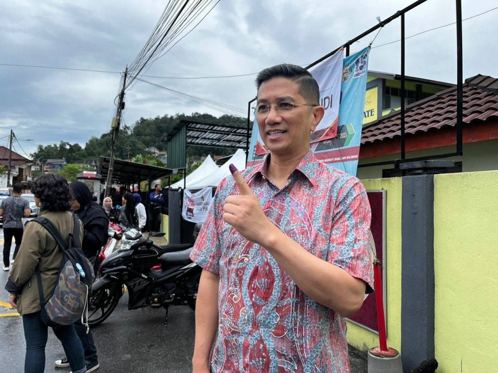 Azmin Ali casted his vote at SK Klang Gate