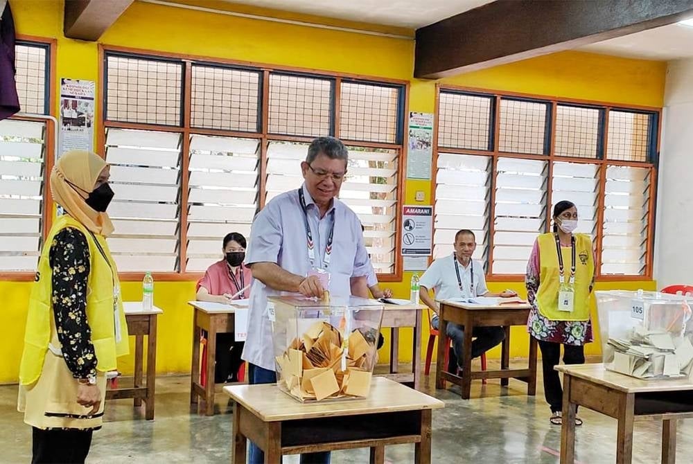 Saifuddin casting vote at Sekolah Kebangsaan Sungai Talam polling centre on Saturday.
