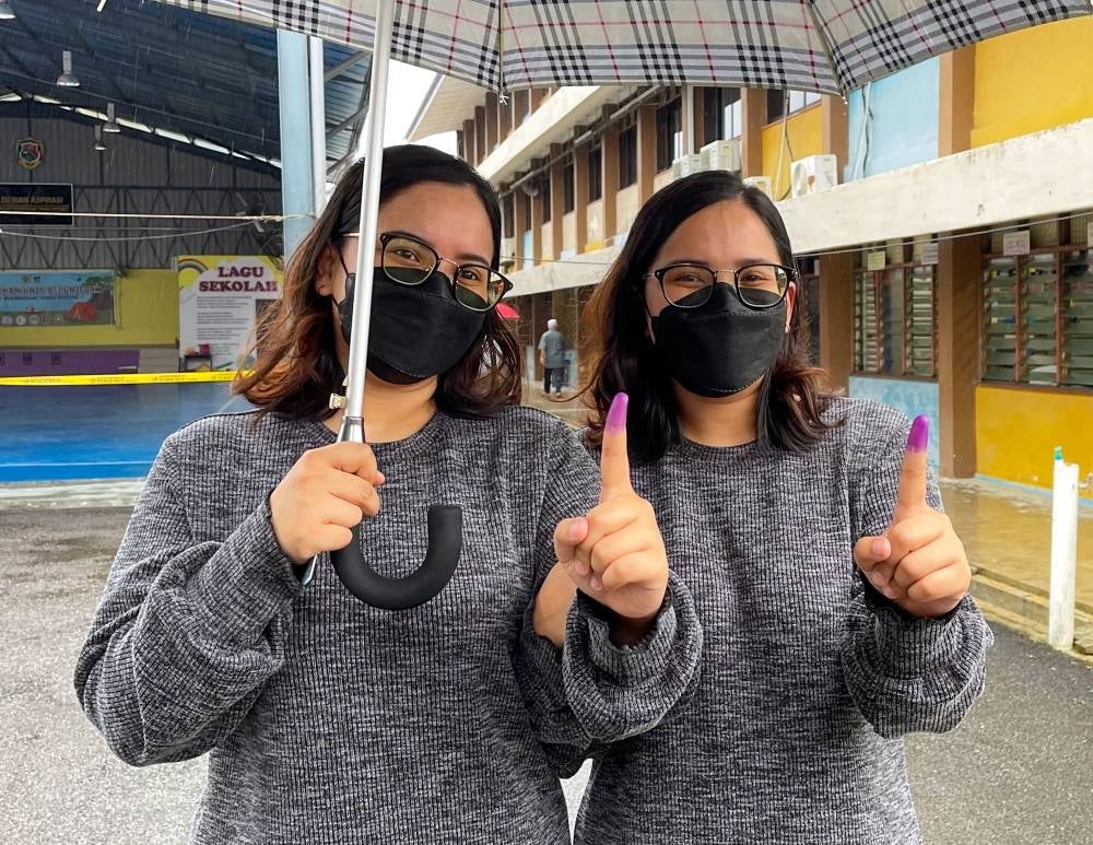 The twins Dayana Zulqamarina Zulkifli (left) and Dayini Zulqamaria Zulkifli. - Bernama Photo
