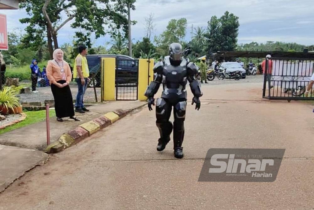 Mohd Shah Riduwan arriving at the SK Bukit Sagu 1 Polling Centre on Saturday.