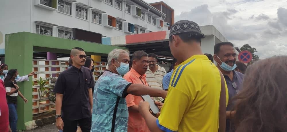 Mat Sabu with Bukit Raja voters 