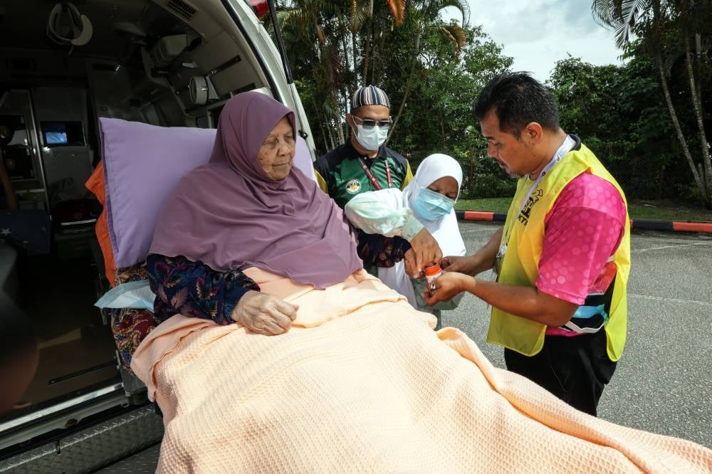 Wife of former Terengganu Menteri Besar Fatimah Ismail, who fractured her left thigh and has been unable to walk since 2017, remains eager to carry out her responsibilities by voting at Sekolah Kebangsaan Rusila today. - Bernama Photo