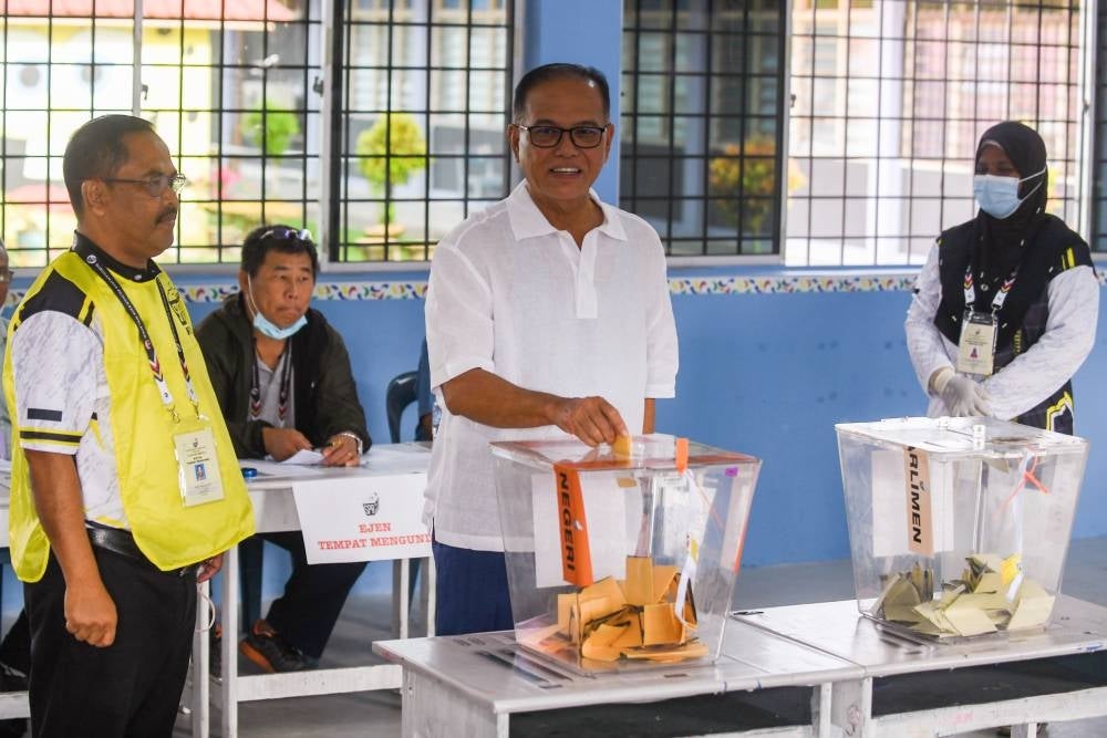 Pahang MB, Wan Rosdy Wan Ismail cast his ballot at Sekolah Kebangsaan (SK) Tanjung Gahal, Lipis. - Bernama Photo