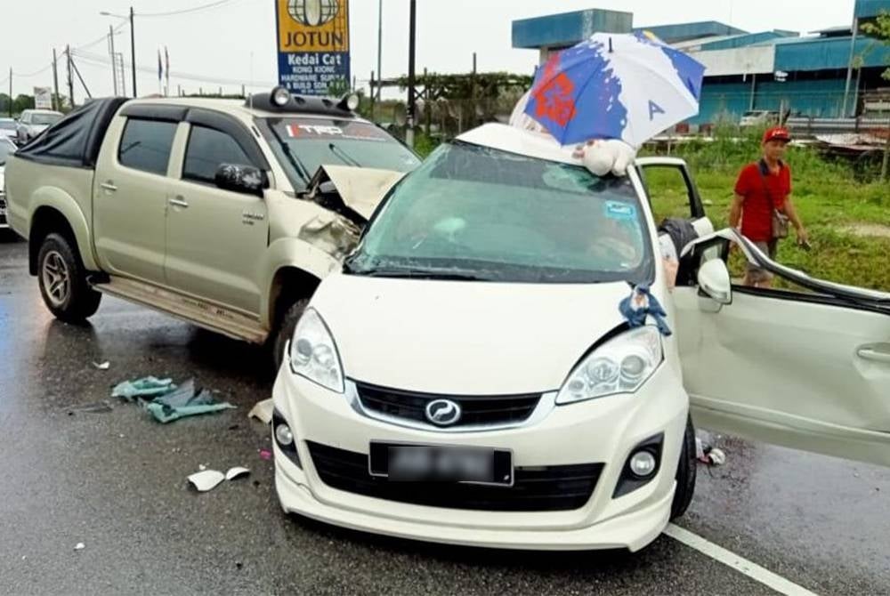 A married couple died in an accident after the car they were riding in was involved in an accident at Kilometer 46 of Jalan Johor Bahru-Mersing, Kota Tinggi, on Saturday. - Photo courtesy of IPD Kota Tinggi