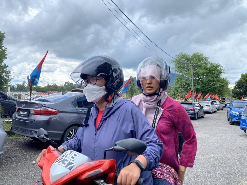 As Malaysia sits on edge while waiting for the results of the 15th General Election (GE15), PKR vice-president Nurul Izzah Anwar posts a little lighthearted exchange between her and her husband, Yin Shao Loong on Twitter. [Photo taken from Nurul Izzah's Twitter account.]